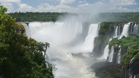 Wunderschöne-Bäume-Und-Grüne-Landschaft-Mit-Einer-Großen-Gruppe-Riesiger-Wasserfälle-In-Iguazu,-Brasilien,-Einer-Atemberaubenden-Malerischen-Dschungellandschaft-Und-Wunderschönen-Wasserfällen-In-Der-Naturlandschaft-Des-Regenwaldes