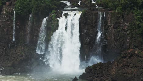 Riesiger-Wasserfallbach,-Der-Steile,-Felsige,-Wunderschöne-Klippen-Hinunterfließt,-Wasser,-Das-In-Ein-Großes-Felsiges-Becken-Fließt,-Viel-Spritzendes-Wasser-Von-Rauen,-Tosenden-Wasserfällen-In-Den-Iguazu-Wasserfällen,-Brasilien,-Südamerika