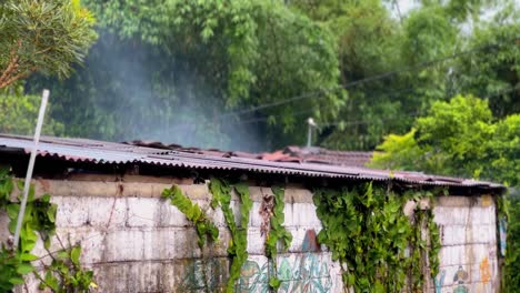 Blechdächer-Auf-Indonesischen-Dorfhäusern-Stoßen-Beim-Kochen-Mit-Brennholz-Rauch-Aus