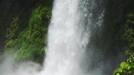 Cataratas-Del-Iguazú-En-Argentina,-Vista-Panorámica-En-Cámara-Lenta-De-Una-Gran-Cascada-Que-Se-Estrella-En-Una-Enorme-Piscina,-Agua-Cayendo-En-Una-Hermosa-Selva-Tropical,-Clima-Soleado-En-América-Del-Sur