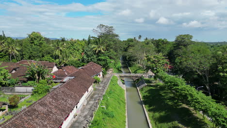 Canal-Rural-Sobrevolando-Las-Afueras-De-Yogyakarta,-Indonesia.