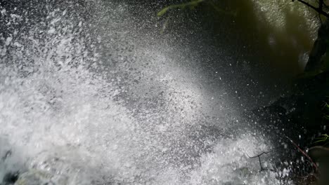 Blick-Auf-Den-Wasserfall-In-Zeitlupe,-Der-Von-Einer-Klippe-Fällt,-Detailliertes-Wasser-In-Einer-Wunderschönen-Argentinischen-Landschaft-Aus-Der-Vogelperspektive-In-Hellem-Wasser,-Das-Vom-Steilen-Wasserfallrand-In-Iguacu,-Südamerika,-Rinnt