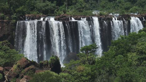 Wunderschöne-Bäume-Und-Grüne-Landschaft-Mit-Einer-Großen-Gruppe-Riesiger-Wasserfälle-In-Iguazu,-Brasilien,-Einer-Atemberaubenden-Malerischen-Dschungellandschaft-Und-Einer-Reihe-Heller-Wasserfälle-In-Der-Naturlandschaft-Des-Regenwaldes