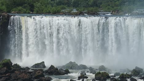 Riesiges,-Helles-Wasserfalltal,-Versteckt-Im-Großen-Grünen-Dschungel,-Atemberaubender-Naturlandschaft-Und-Langen,-Rauen-Wasserfällen,-Die-Auf-Grün-Gefärbten-Felsboden-In-Den-Iguacu-Wasserfällen,-Brasilien,-Südamerika-Fallen