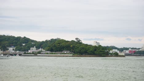Boot-Passiert-Mikimoto-Pearl-Island-In-Der-Bucht-Von-Toba-An-Einem-Bewölkten-Tag-4k