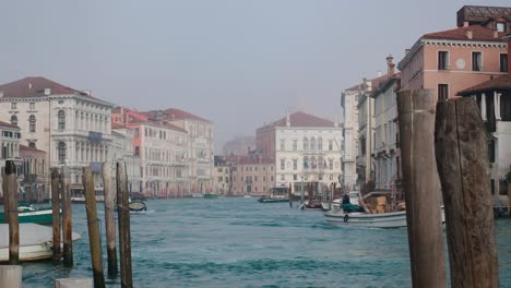Gran-Canal-Tranquilo-En-Una-Mañana-Veneciana,-Italia