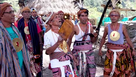 Timoresische-Älteste-Tragen-Traditionelle-Tais-Kleidung-Und-Singen-Und-Tanzen-Während-Einer-Kulturellen-Begrüßungszeremonie-In-Abgelegenen-Bezirken-Osttimors-In-Südostasien