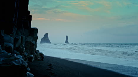 Toma-Estática-De-La-Playa-De-Reynisfjara-Cerca-De-Vik-En-Islandia.
