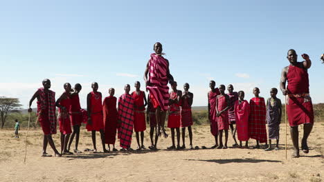 Junger-Mann-Springt-Vor-Einer-Gruppe-Von-Massai-In-Kenia
