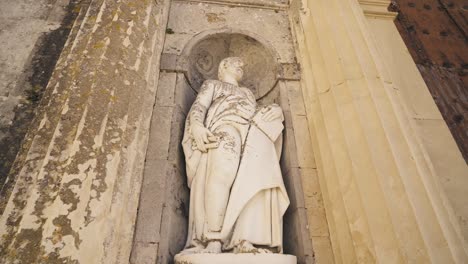 Statue-at-Medina-Sidonia,-Cádiz-Archway,-spain
