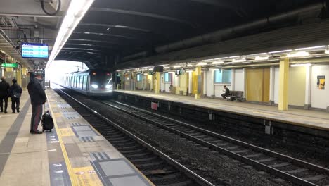 Mann-Wartet-Darauf,-An-Der-MTR-Station-In-Tai-Po-In-Den-Neuen-Provinzen,-Hongkong,-In-Den-Zug-Einzusteigen
