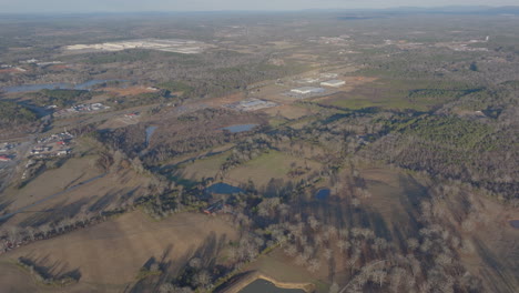 Luftaufnahmen,-Die-Die-Rustikale-Schönheit-Des-Ländlichen-Lincoln,-Alabama,-Mit-Malerischen-Ausblicken-Auf-Seen,-Bäume,-Häuser-Und-Den-Weiten-Himmel-Einfangen