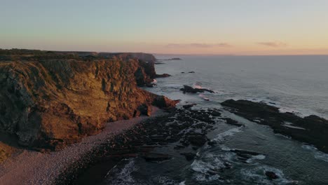 Schroffe-Felsen-Und-Klippen-An-Der-Küste-Portugals-Bei-Sonnenuntergang