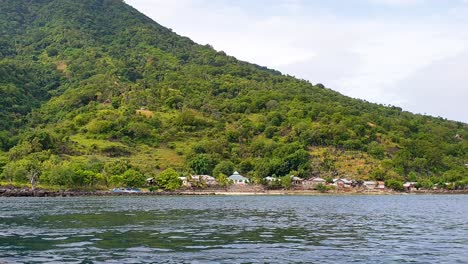 Pequeña-Comunidad-De-Casas-Enclavadas-Entre-árboles-En-La-Costa-De-La-Isla-Tropical-En-La-Isla-De-Alor-En-Las-Islas-Menores-De-La-Sonda-Del-Este-De-Nusa-Tenggara,-Indonesia