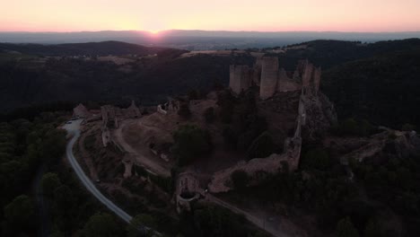 Luftaufnahmen-Rund-Um-Das-Schloss-Von-Couzan-Bei-Sonnenaufgang,-Französische-Mittelalterliche-Festung-Im-Departement-Loire,-Loire-Forez,-Französische-Landschaft