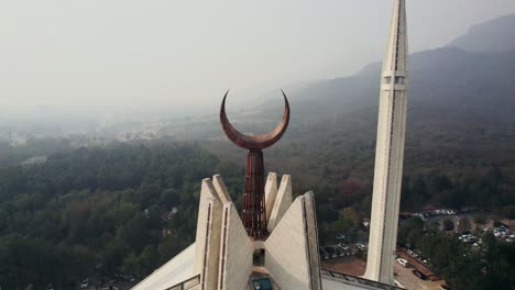 Close-up-drone-tilt-shot-of-the-high-Faisal-Mosque-in-Islamabad-at-daylight