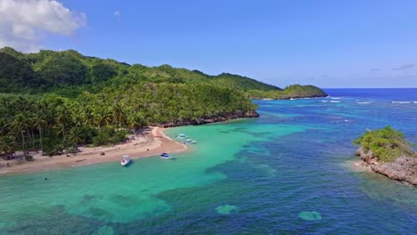 Exotische-Küstengewässer-Und-Riffe,-Palmen-Und-Tropische-Meereslandschaft-In-Der-Karibik