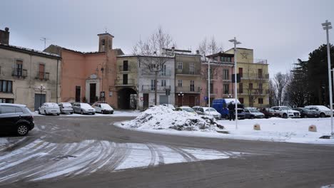 Plaza-Abierta-De-La-Ciudad-Y-Calles-De-Guardiagrele-Bajo-La-Nieve-En-Invierno,-Abruzzo,-Italia.