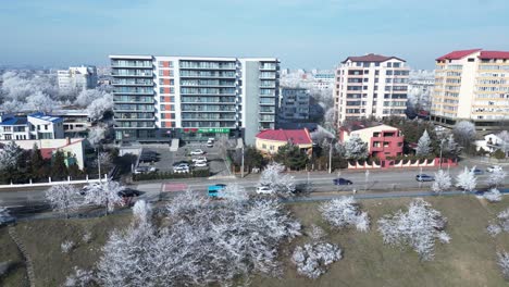 Winterbäume-Und-Wohngebäude-In-Der-Stadt-Galati-In-Rumänien-An-Sonnigen-Tagen
