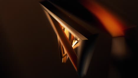 Modernes,-Luxuriöses-Goldenes-Dreieck,-10-Sekunden-Countdown,-4K-Timer-Uhr,-Elegante-3D-Geometrieformen,-Sauberes,-Minimalistisches-Gold,-Glänzend,-Schöner-Eleganter-Öffner,-Glänzende-Reflexion,-Auszeichnungen,-Animationshintergrund