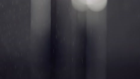 Wassertropfennebel-Mit-Grauem,-Hellem-Bokeh,-Verschwommener-Hintergrund-Der-Atmosphärischen-Luft