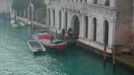 Am-Frühen-Morgen-An-Einem-Ruhigen-Venezianischen-Ufer-Mit-Festgemachten-Booten