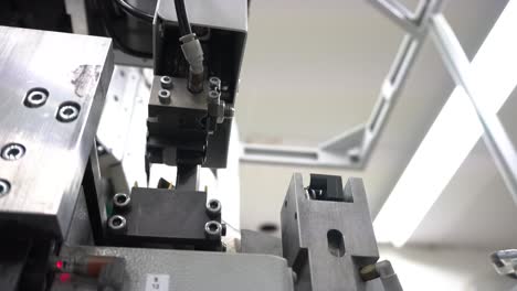 Máquina-De-Ensamblaje-Robótica-Automatizada-En-Una-Fábrica