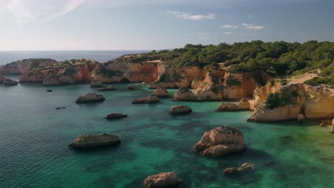 Impresionante-Paisaje-Natural-De-Acantilados-En-La-Playa-Turquesa-En-Portugal