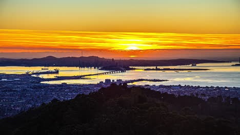 Bucht-Von-San-Francisco-Von-Der-Seite-Von-Oakland,-Kalifornien---Goldener-Sonnenuntergang-Im-Zeitraffer