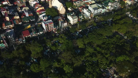 Drone-tilting-toward-traffic-on-the-Kalayaan-Avenue,-in-sunny-Manila,-Philippines