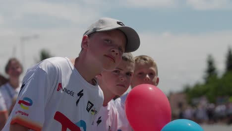 Jóvenes-Espectadores-Apoyando-En-El-Tour-De-Francia-Durante-La-Tarde-En-Francia.