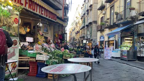 Touristen-Gehen-Und-Schauen-Sich-Lokale-Straßenstände-In-Der-Stadt-Neapel-An