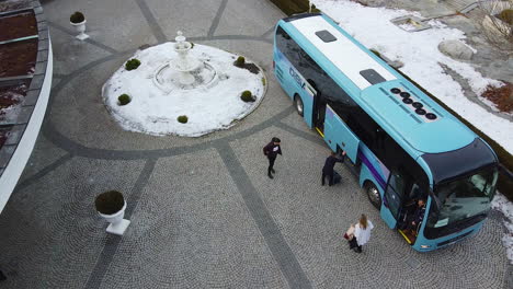 Passengers-unloading-from-a-bus-in-winter-at-5x-speed