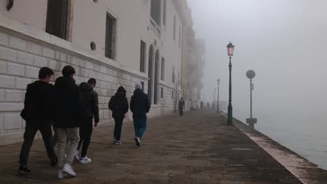 Paseo-Cubierto-De-Niebla-En-Venecia,-Italia,-Con-Peatones