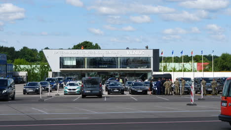 Vehículos-Gubernamentales-Saliendo-De-La-Terminal-Del-Centro-De-Conferencias-Vip-Del-Aeropuerto-De-Vilnius-Durante-La-Cumbre-De-La-OTAN