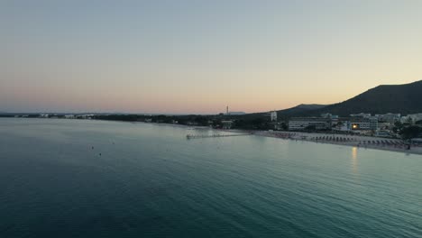 Drohnen-Luftvideo-An-Der-Küste-Der-Insel-Palma-De-Mallorca-Im-Morgengrauen-Mit-Panoramablick-Auf-Hotelkomplexe,-Während-Die-Stadt-Erwacht