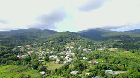 Dorf-Inmitten-Der-Wilden-Natur-Von-Guadeloupe