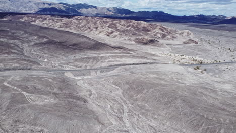 Luftaufnahme-Einer-Malerischen-Berglandschaft-Der-Nazca-Wüste-In-Peru