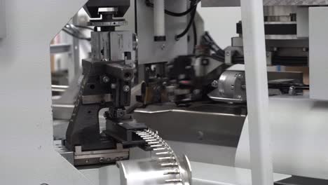 Máquina-De-Ensamblaje-Robótica-Automatizada-En-Una-Fábrica