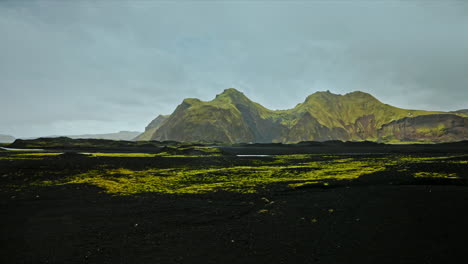 Panoramablick-Auf-Die-Isländische-Vulkanlandschaft