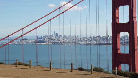 Aufhängungskabel-Und-Turm-Der-Berühmten-Golden-Gate-Bridge,-Im-Hintergrund-Die-Skyline-Von-San-Francisco-In-Der-Ferne