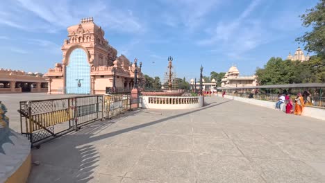 Eine-Ansicht-Des-Chhattarpur-Mandirs,-Geschwenkt-Von-Links-Nach-Rechts