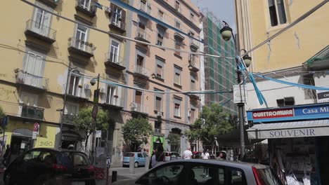 Alltägliche-Geschäftige-Szene-In-Italienischen-Straßen-Mit-Balkon-Wohnblockgebäuden