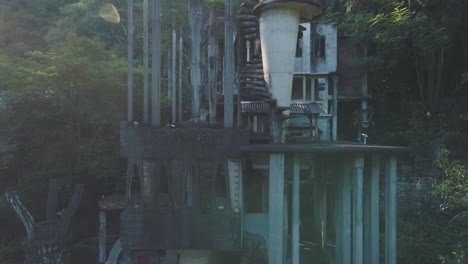 Surrealistische-Betonstrukturen-Von-Las-Pozas,-Umgeben-Von-Regenwald-In-Den-Bergen-Mexikos