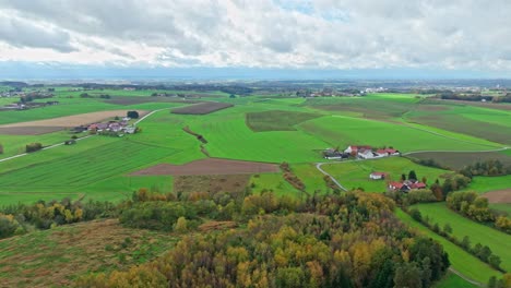 Landschaft-Mit-Feldern-Und-Wäldern-In-Herbstfarben---Luftdrohnenaufnahme