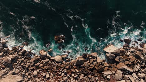 Vista-Por-Drones-De-Las-Olas-Rompiendo-En-La-Playa-Rocosa-De-Rocas