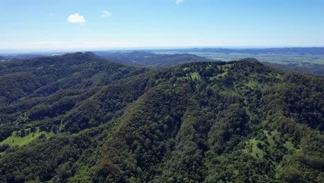 Paisaje-Natural-Con-Exuberante-Selva-Tropical-Y-Montañas-En-El-Valle-De-Currumbin,-Gold-Coast,-Australia---Disparo-Aéreo-De-Drones