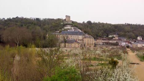4K-drone-view-of-Chateau-de-La-Roche-Guyon-near-Paris,-France