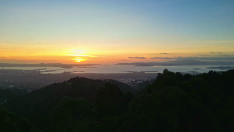 Malerische-Drohnenansicht-Des-Sonnenuntergangs-Vom-Aussichtspunkt-über-Der-Bucht-Von-San-Francisco-In-Kalifornien