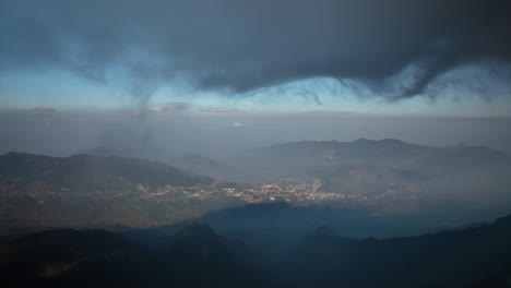 La-Ciudad-De-Sapa,-Envuelta-En-Niebla,-Se-Transforma-En-Un-Lugar-Surrealista-Parecido-A-Un-Cuento-De-Hadas.